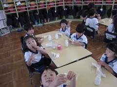 11月2日(年少 合同日課 さつまいもの試食)_d0091723_1854535.jpg