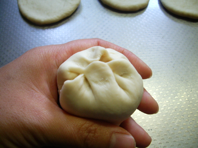 steamed pork buns and tiny rolls -ぶたまん、ぶどうパン-_d0251646_2323185.jpg