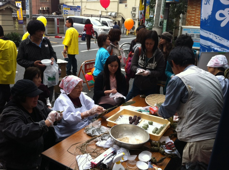 かっぽうぎ隊 in 用賀商店街の秋祭り_a0217857_1953681.jpg