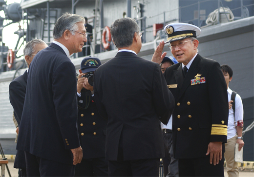 海上自衛隊掃海部隊「油津港入港歓迎行事」（速報）_e0150566_0175017.jpg