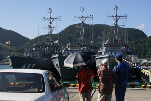 海上自衛隊掃海部隊「油津港入港歓迎行事」（速報）_e0150566_0285150.jpg