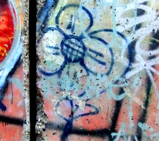 ニューヨークの53丁目にある本物の「ベルリンの壁」パブリック・アート_b0007805_322495.jpg