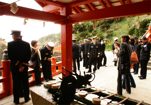 海上自衛隊掃海部隊「鵜戸神宮参拝」（速報）_e0150566_6373375.jpg