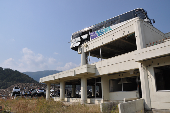 “観光地化”する被災地見学を復興資金と防災教育に_e0171573_0115652.jpg