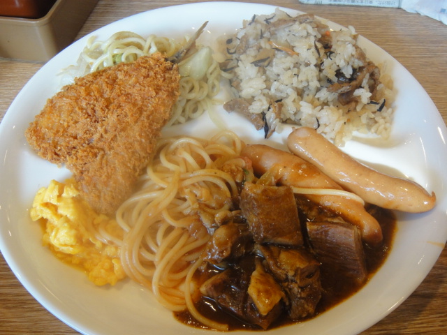 ６９９円で食べ放題のファミレスの朝ご飯、カレーライスにドリンクバーだけでも納得の内容です。_c0225997_4104530.jpg