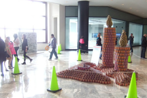 今年も缶詰アートのカンストラクション開催中 Canstruction_b0007805_1231521.jpg