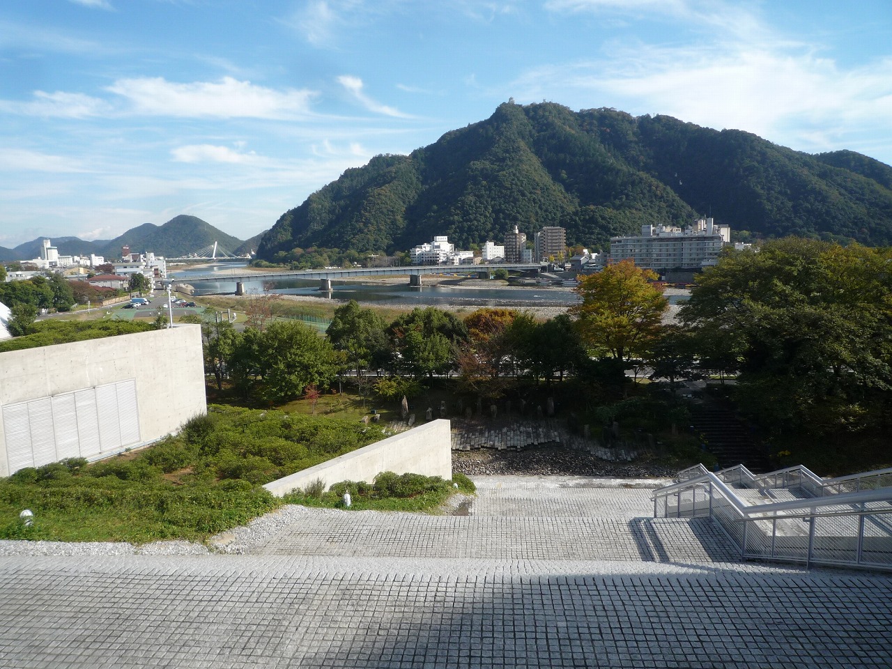 建築家　安藤忠雄さん設計の長良川国際会議場_b0140276_11393419.jpg