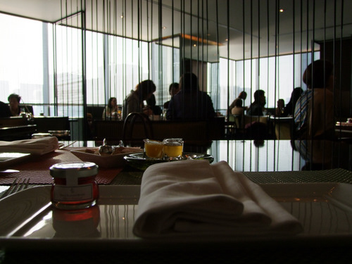 「東京 フォーシーズンズホテル丸の内 ekki BAR & GRILLのアフタヌーンティー」 _a0000029_23591963.jpg