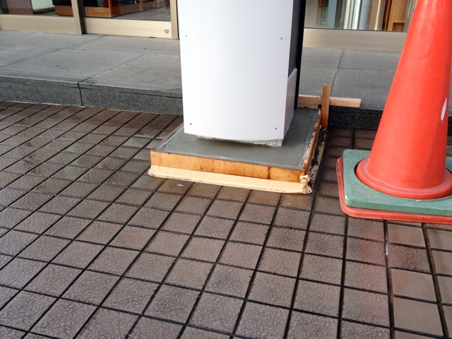 サインポールの補強_b0152079_19172258.jpg