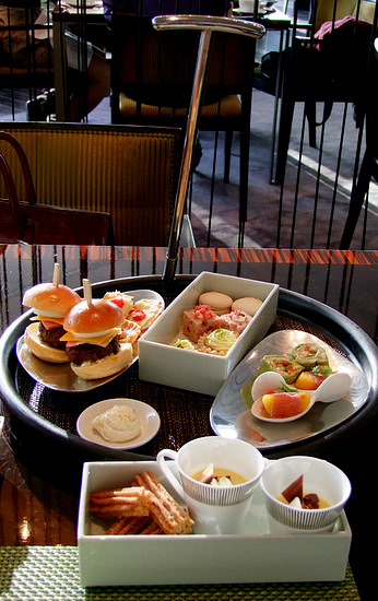 「東京 フォーシーズンズホテル丸の内 ekki BAR & GRILLのアフタヌーンティー」 _a0000029_0193755.jpg