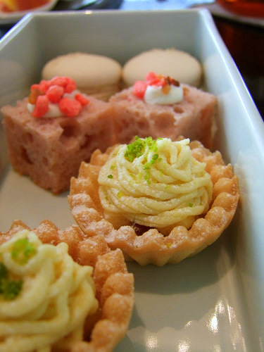 「東京 フォーシーズンズホテル丸の内 ekki BAR & GRILLのアフタヌーンティー」 _a0000029_042497.jpg
