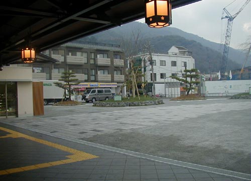 ●嵐山駅前の変化、その164(ホテル、駅舎から広場)_d0053294_2252497.jpg