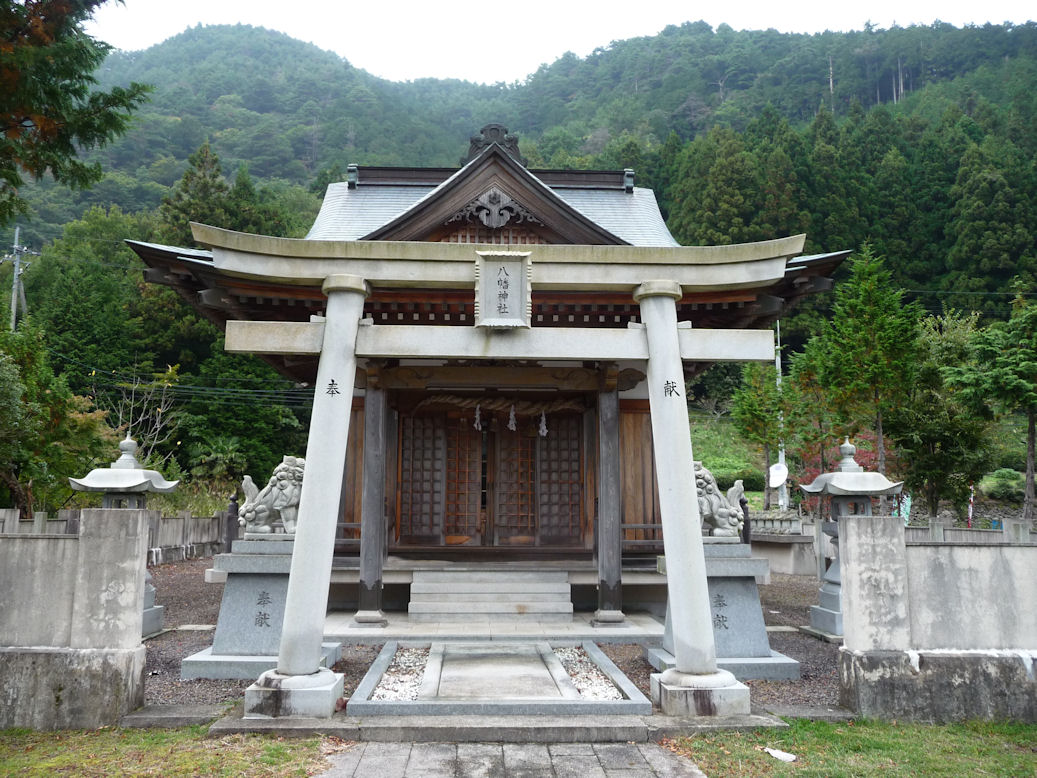 ダムに沈んだ平家が祀る神社の秘密　「八幡神社」_e0165472_22262735.jpg