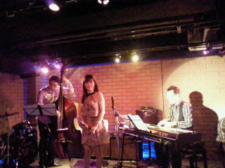 アジアンカフェありがとうございました。本日は八王子グルーブです!_f0178313_1221717.jpg