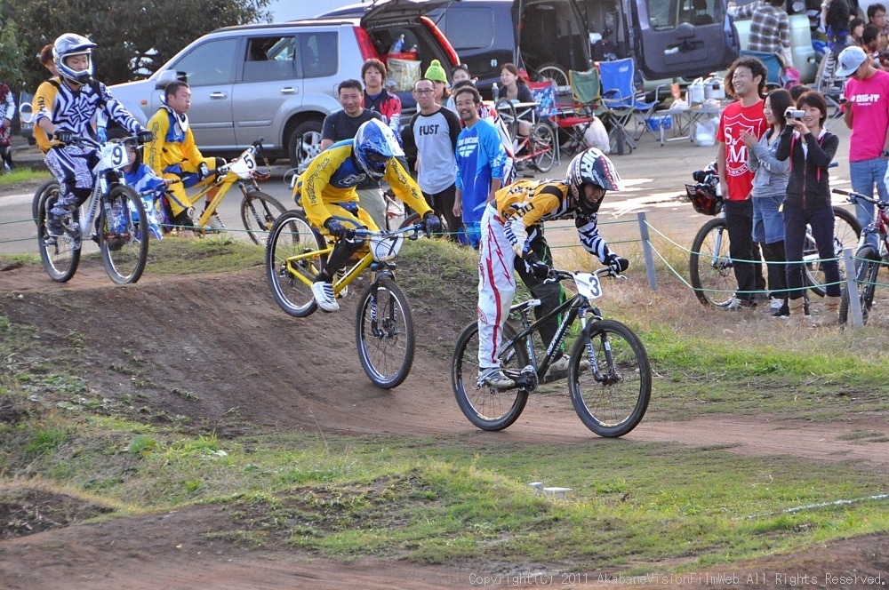 2011JOSF緑山１１月定期戦VOL3：MTBエリート決勝　動画あり_b0065730_2181129.jpg