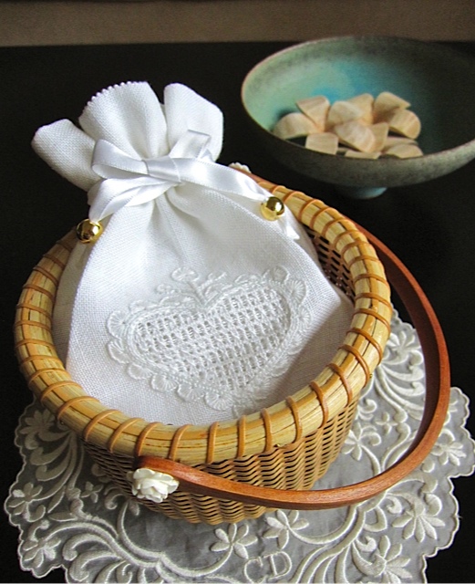 White Sachet in Nantucket Basket_f0197215_16305419.jpg