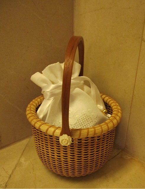 White Sachet in Nantucket Basket_f0197215_16314440.jpg