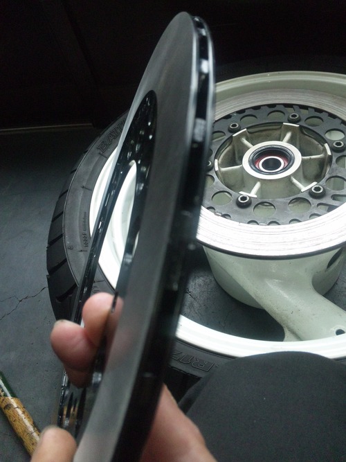 ヤマハFJ1200のリアディスク交換でござる。_a0163159_2312475.jpg