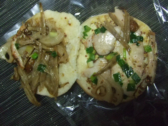 ハニーズベーグル 秋野菜&チキン&カマンベールサンド_f0076001_0115023.jpg