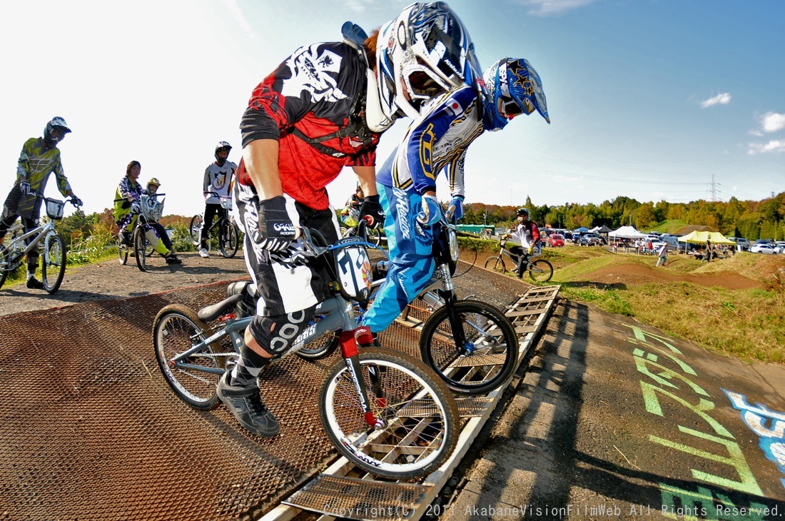 BMX RACING START MANIA2011 ：JOSF緑山１１月定期戦公式練習_b0065730_2239669.jpg