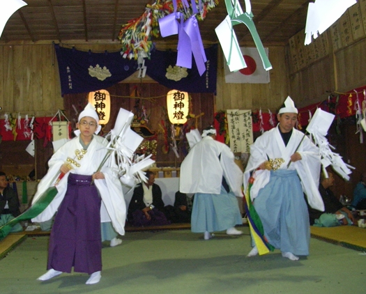 一夜の祭「栂尾神楽」に生きる_a0237545_0144075.jpg