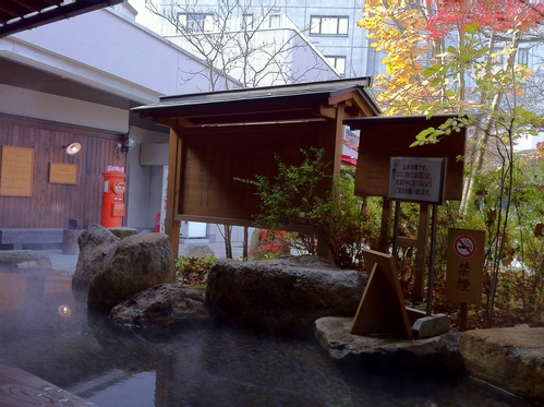 足湯で休足 飛騨物産館 岐阜 高山 庄司巧の丸いポストのある風景 足湯で休足 飛騨物産館 岐阜 高山 庄司巧の丸いポストのある風景