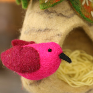 何入れる？felt bird house!_b0147133_16414196.jpg