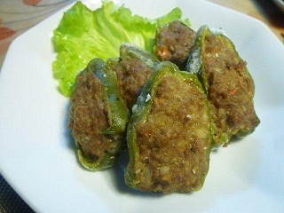 ﾋﾟｰﾏﾝの肉詰めとｶﾚｰ風味ﾁｷﾝと小松菜の煮びたしの夕飯_b0175688_23385687.jpg