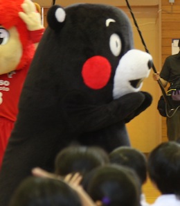 ゆるキャラで1位の「くまモン」来校写真_c0052304_6295331.jpg