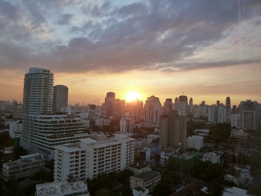 クルンテープの夕暮れ_b0100062_22444062.jpg