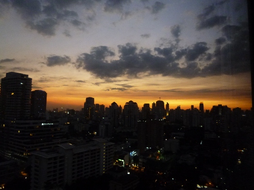 クルンテープの夕暮れ_b0100062_22453290.jpg