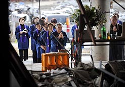 震災8カ月、鎮魂の御詠歌　陸前高田で犠牲者供養_f0206452_2335898.jpg