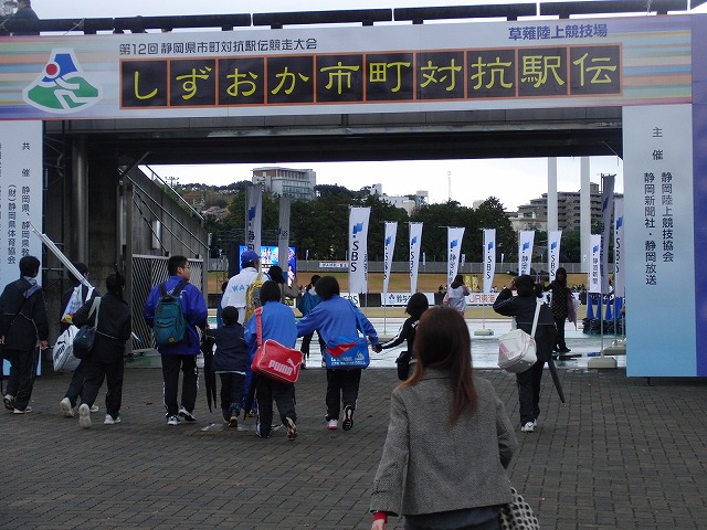 雨の中、懸命に走る選手に勇気をもらう「県市町対抗駅伝」_f0141310_7411720.jpg