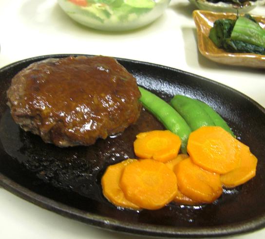 洋食屋さんのハンバーグ。_c0119140_13364716.jpg