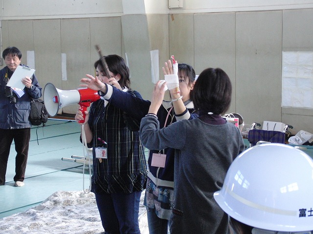 富士高を避難所とする近隣4区の合同避難所訓練 その2_f0141310_8303250.jpg