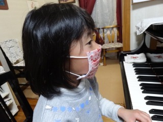 キティちゃんのマスク_d0165645_9372275.jpg