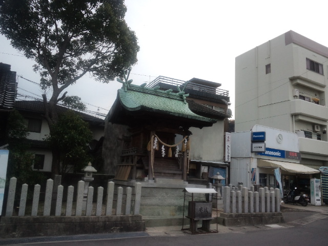 似島の「みなとや食堂」で中華そば食べて路地裏。_a0160571_2115333.jpg