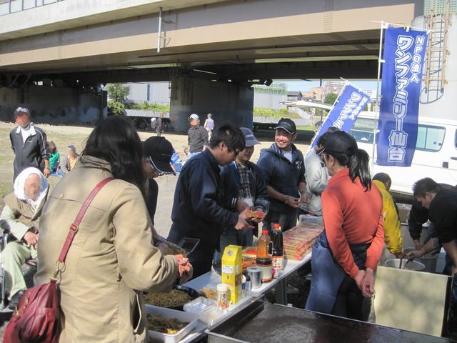 10/18 広瀬川河川敷にて芋煮会を開催しました。_b0245781_14051100.jpg
