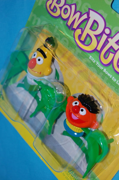 セサミストリート 1980 Sから復活したbow Biters 靴ひもを結ぶアクセサリー Toy Collectables Vintage Rpm Blog