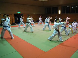 土曜は空手 明日は交流大会です!_c0118332_22113481.jpg
