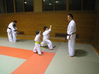 土曜は空手 明日は交流大会です!_c0118332_2211406.jpg