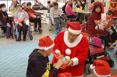 12/11聖愛園クリスマス会を盛大に開催しました☆_a0154110_1131911.jpg