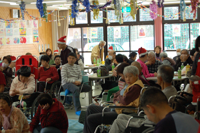 12/11聖愛園クリスマス会を盛大に開催しました☆_a0154110_113956.jpg