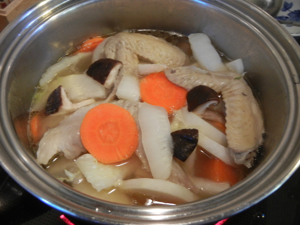 2011年12月12日(月)今日は「鶏手羽と野菜のうまみ鍋」!_f0060461_15134236.jpg