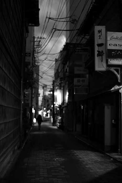 師走、宵の頃; He walks in the evening._b0128609_18104.jpg