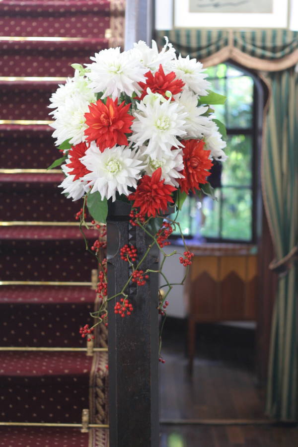 ダリアの紅白　和装にあう花で　シェ松尾松濤レストラン様へ_a0042928_2337141.jpg