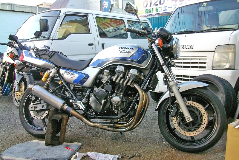 Cb750 Rc42 のマフラー加工 マスター交換 バイクパーツ買取 販売 バイクバッテリーのフロントロウ