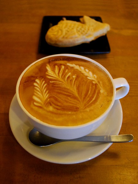 コーヒーとタイヤキのカラク_c0177814_1954611.jpg