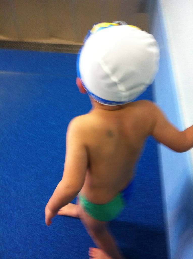 息子氏、1人でswimmingに・・・_f0109257_21155023.jpg