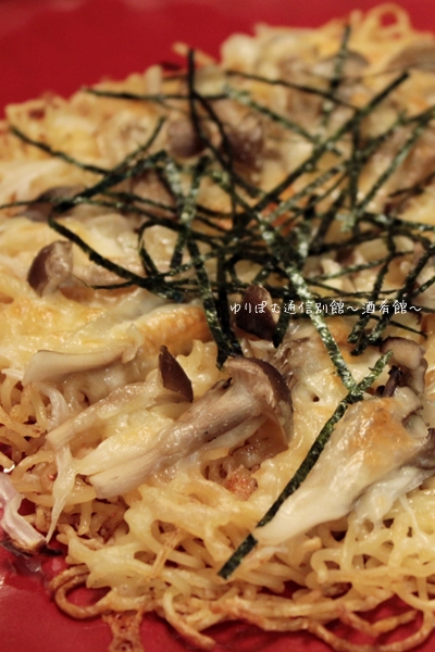 たらことキノコの焼きそばピッツァ スパイスと薬膳と たらことキノコの焼きそばピッツァ スパイスと薬膳と